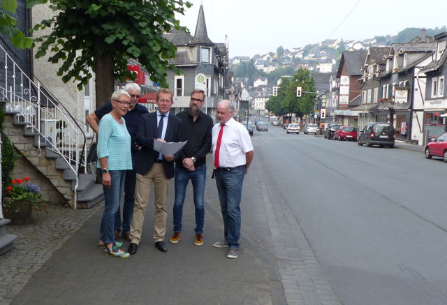 Die „Schossi“ wird Kreisstraße: Bürgermeister Steffen Mues informierte die Interessengemeinschaft vor Ort über die positive Nachricht. (Foto: Stadt Siegen)