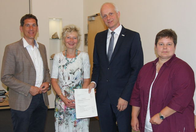 Freude über baldige Sanierung der "Alten Vogtei": Regierungspräsidentin Diana Ewert (2.v.l.) und Burbachs Bürgermeister Christoph Evers (3.v.l.) mit Jens Kamieth (MdL, 1.v.l.) und Tanja Wagener (MdL, 4.v.l.) Foto: Bezirksregierung Arnsberg