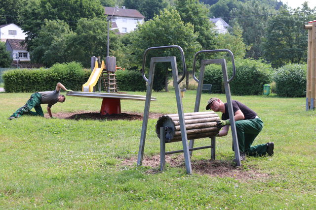 Die Bauhofmitarbeiter Erich Schrage (rechts) und sein Kollege Alexander Fuchs vom gemeindlichen Bauhof, überprüfen regelmäßig die Spielgeräte auf den Neunkirchener Spielplätzen. (Foto: Gemeinde Neunkirchen)