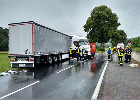 2016-07-29_Niederdielfen_Weisstalstraße_Vu_Lkw_(c)Khh (5)