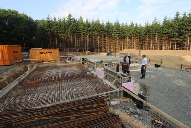 Für den neuen Hochbehälter in Obersdorf werden zurzeit Erd- und Betonarbeiten vorgenommen, Dipl. Ing. Andreas Kölsch (m.) überzeugte sich vor Ort vom Baufortschritt. (Foto: Gemeinde Wilnsdorf)