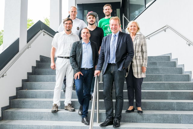 Positive Bilanz nach mehr als einem Jahr Notunterkunft auf dem Haardter Berg (von links): Philipp Schmidt (Universität Siegen), Matthias Ebertz (Feuerwehr Siegen), André Schmidt (Stadt Siegen), Sebastian Mack (AStA), Tobias Holzhauer (Refugees Welcome Siegen), Steffen Mues (Stadt Siegen) und Babette Bammann (Stadt Siegen). Foto: Uni