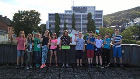 Eine Station der Mondschein-Ralley: Von der Dachterrasse der Bibliothek aus wurden die Papierflieger in Neunkirchens Mitte geschickt.Foto: Gemeinde Neunkirchen