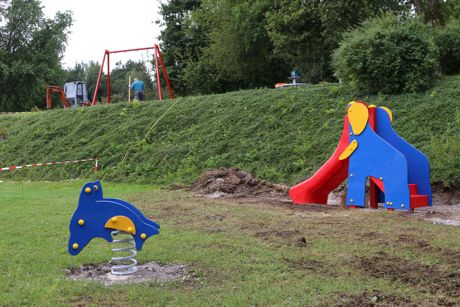 Noch nicht ganz fertig ist der neue Spielbereich im Familienbad. Aber in einigen Tagen kann hier nicht nur geplanscht, sondern nach Herzenslust geschaukelt und gerutscht werden. Foto: Gemeinde Neunkirchen.