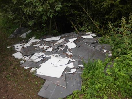 Rücksichtslose Zeitgenossen kippten Abfälle einfach in den Wald oberhalb von Obersetzen. Das Schlimme: die Eternit-Platten enthalten Asbest. Foto: Stadt Siegen