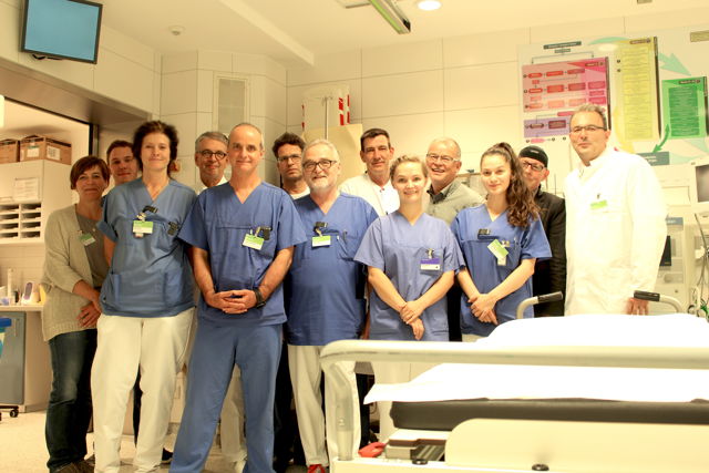 Ärzte, Klinikleitung, Pflegekräfte und Qualitätsbeauftragte freuen sich: Das Diakonie Klinikum Jung-Stilling in Siegen ist als überregionales Traumazentrum zertifiziert worden. (Foto: Diakonie)