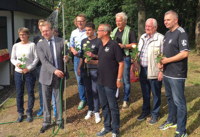Siegens Bürgermeister Steffen Mues weihte das laufende Wasser am Bürbacher Galgenberg am Freitag offiziell an. Ihm zur Seite standen Monika Meyer, Sven Alpers, Matthias Haupt, Stefan Jäkel, Jürgen Dornhöfer, Uli und Fens Fuchs und der 1. Vorsitzende Andreas Stöcker, die sich um das Projekt "Wasser für den Galgenberg" besonders verdient gemacht hatten (von links). (Foto: SpVg Bürbach)