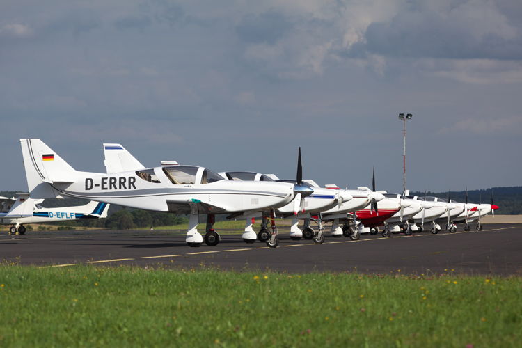 (Fast) ganz in Weiß in Reih‘ und Glied: alles Handarbeit und „homebuilded“: Glasair-Flugzeuge sind Rennpferde der Lüfte mit großem Spaßfaktor. Sie werden aber nur als Bausätze angeboten. Nix für doppelte Linkshänder. (Fotos: Sven Vollert)