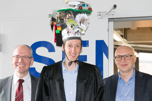 Doktorvater Prof. Dr. Holger Schönherr und Doktorand Sven Sidenstein mit Prüfer und Nobelpreisträger Prof. Dr. Stefan Hell (v.l.). (Foto: Uni)