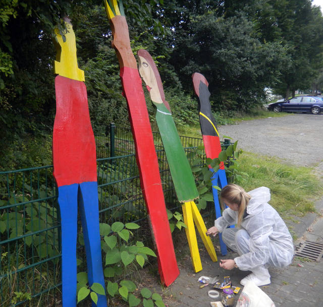 Den letzten Schliff bekommen die zwei Meter hohen „Zaungäste“, bevor die Jugendlichen sie am Spielplatz in der Bromberger Straße in Siegen aufstellten. (Foto: Stadt Siegen)