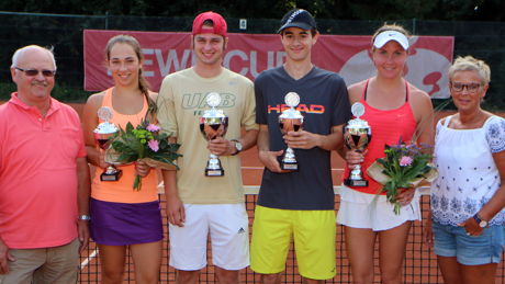 Siegerehrung U21 REWE-Cup 2016: v.l. Eckhard Schneider (Sportwart TV Eiserfeld), Finalistin Tabea Dembeck (180, TC Moers), Sieger Johannes Hillebrand (290, TC Lese Grün-Weiss Köln), Finalist Jayson Max Maier (LK 6, TC Blau-Weiss Neuss), Siegerin Janina Braun (91, Tennis-Club SCC Berlin) und Turnierleiterin Henrike Glowick.