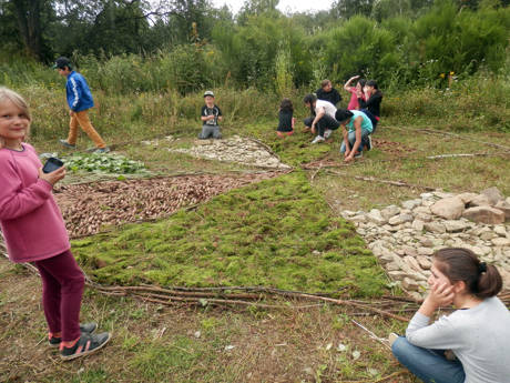Das „Ferien-Sprachcamp“ auf dem Waldgelände Fischbacherberg sprach alle Sinne der Kinder an, wie hier beim Bauen eines „Naturmosaiks“. (Fotos: Stadt Siegen)