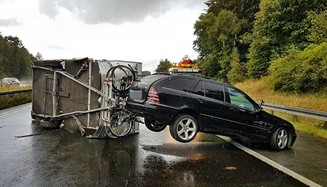 Nach dem Aufprall gegen die Mittelschutzplanken kippte der Wohnwagen auf die linke Fahrzeugseite.