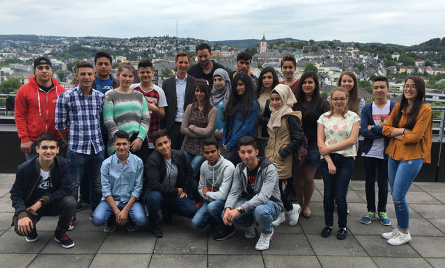 Die Teilnehmer eines Feriensprachkurses trafen sich mit Landrat Andreas Müller (hinten 6.v.r.). Kursleiter Sadettin Almaci (rechts hinter dem Landrat) hatte dieses Treffen auf Wunsch seiner Schüler organisiert. (Foto: Kreis)