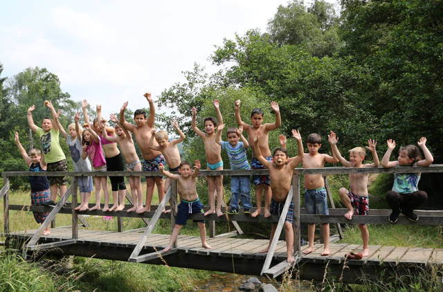 Das Wetter spielte mit: Zum Ferienprogramm des städtischen Kinder- und Jugendtreffs Lindenberg gehörte auch ein Ausflug ins Buchhellertal bei Burbach. (Foto: Stadt Siegen)