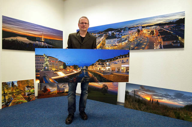 Fotograf Karl-Heinz Althaus stellt vom 5. September bis 17. Februar im Diakonie Klinikum Jung-Stilling in Siegen seine Werke aus. Unter dem Titel „Panoramawelten“ zeigt der Künstler 60 großformatige Nacht- und Landschaftsbilder sowie Architekturfotografien. Neben Siegerlandmotiven präsentiert Althaus stimmungsvolle Strand-Impressionen, unter anderem von Sylt, Sankt Peter-Ording und der griechischen Trauminsel Santorini. (Foto: Diakonie)