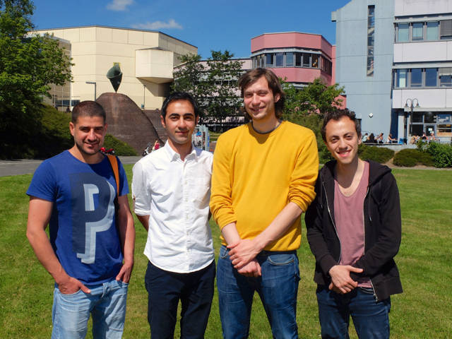 Khalduon Al Ghazli und Mohammed Ali Anis (links und rechts) sind dankbar für die Unterstützung der Uni-Mitarbeiter Majdi Bido und Christian Gerhus.