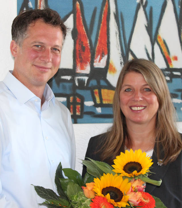 Sören Leopold ist neuer Leiter des Wilnsdorfer Gymnasiums – Bürgermeisterin Christa Schuppler begrüßte ihn mit einem Blumenstrauß in seinem neuen Amt. (Foto: Gemeinde Wilnsdorf)