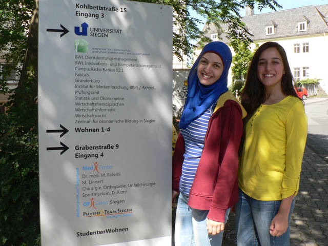 Renad Khatib (links) und May Abdel Rahim gehören zu der palästinensischen Studierendengruppe der Universität Birzeit, die ihm Rahmen des Austauschprojekts YALLAH vier Wochen an der Uni Siegen waren. (Fotos: Universität Siegen)