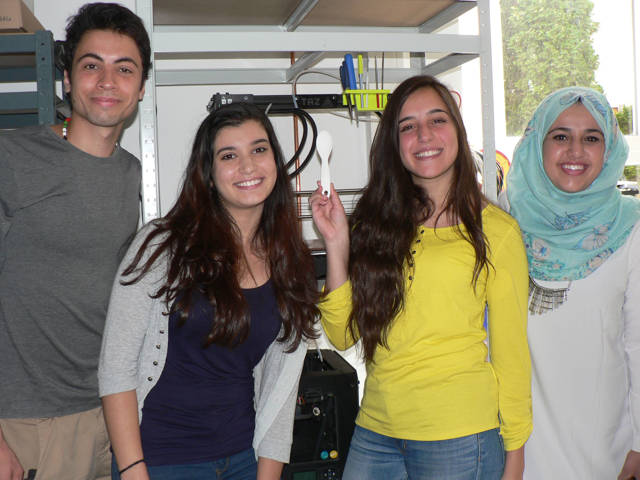 Den Prototyp eines essbaren Löffels entwickelte eine der YALLAH-Projektgruppen. Studierende der Uni Siegen und der Uni Birzeit hatten mit der Arbeit in Palästina begonnen und konnten sie nun im Fab Lab, der Siegener Uni-Werkstatt, weiterführen. Im Bild (von links): Der Siegener Student Ramsis Kilani und die Studentinnen aus Birzeit: Sondos Dahbour, May Abdel Rahim und Dina Haddad.