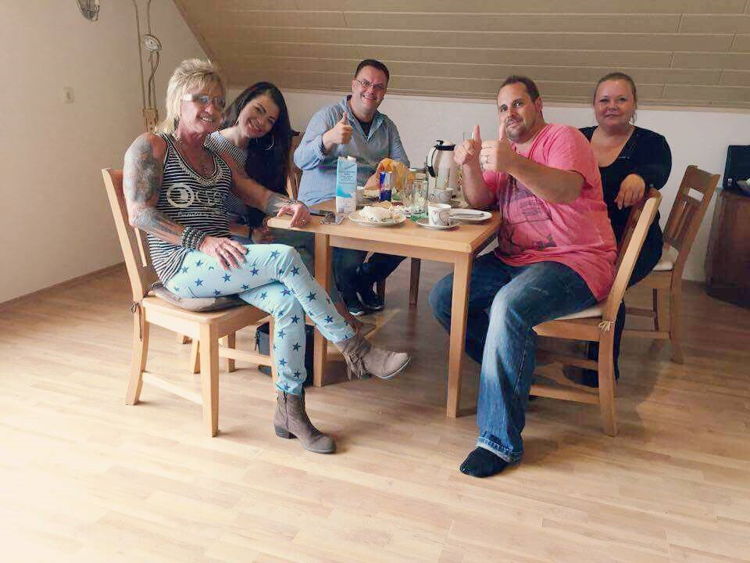 Frühstück bei DJ Chris (Christian Giesler). v.l.n.r - Bert Wollersheim , DSDS-Sternchen Melanie Schnee , Torsten Kreuzer, (TK Management), Annika Blöcher (Verlobte von DJ Chris), Event & Party DJ Chris