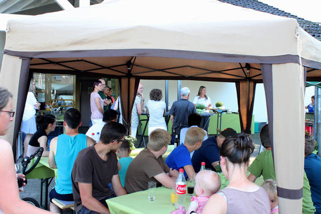 Wilnsdorfs Bürgermeisterin Christa Schuppler lud die ehrenamtlich Engagierten der Flüchtlingshilfe zu einem kleinen Sommerfest ein. (Foto: Gemeinde Wilnsdorf)