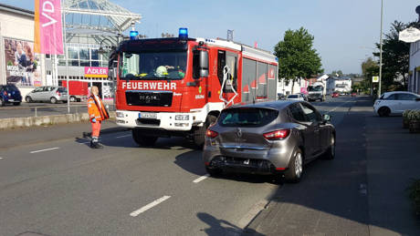 2016-09-02_Kreuztal_Lkw schiebt Pkw auf Pkw_Foto_mg_09