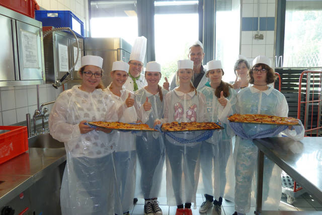 Die Schülerinnen mit Jörg Imhof (hintere Reihe links), Peter Lutz (hintere Reihe Mitte) und Rita Luckenbach (hintere Reihe rechts). (Foto: Studierendenwerk)