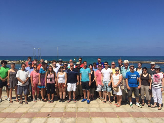 Die Besichtigung des Seesportzentrums Mikhmoret mit einer Schildkrötenrettungsstation war am Freitagmorgen erster Programmpunkt der Delegation aus Siegen-Wittgenstein. In der Mitte des Fotos: die beiden Landräte Ran Idan (Emek Hefer) und Andreas Müller. (Foto: Kreis)
