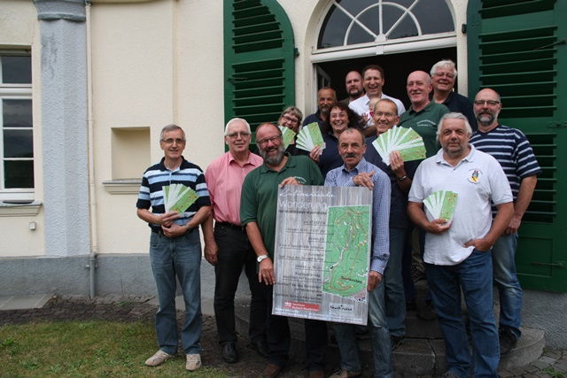 Die Vorstände und am Projekt beteiligten Mitglieder der sechs Heimatvereine und Bürgermeister Bernhard Baumann hoffen, dass am kommenden Samstag viele Wanderfreunde an den Start der kulinarischen Wanderung gehen. (Foto: Gemeinde Neunkirchen)
