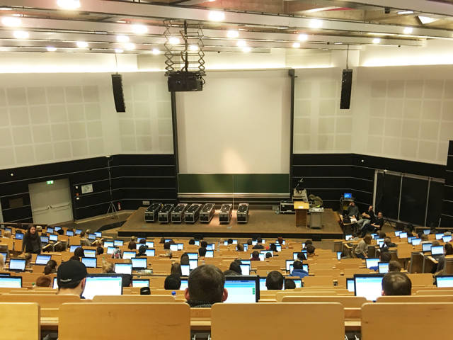 Bei der optimalen E-Klausur kommt es auch auf Raumtemperatur, Lautstärke und ausreichend Platz auf den Tischen an. (Foto: Universität Siegen)