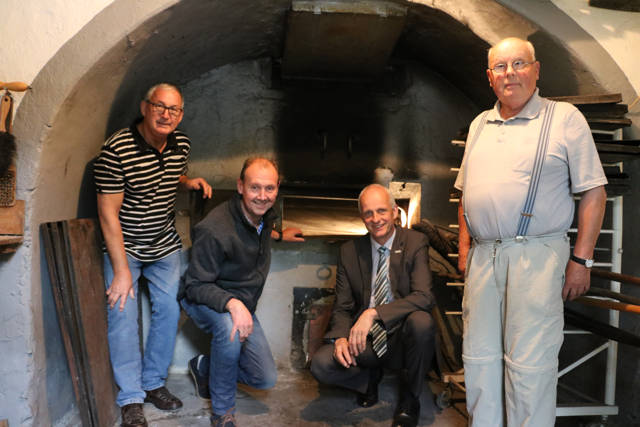 Der Lützelner Backes hat einen sanierten Ofen: Manfred Jandt, Volker Gerstner, Bürgermeister Christoph Ewers und Rolf Krombach freuen sich über das gelungene Ergebnis. (Foto: Gemeinde Burbach)